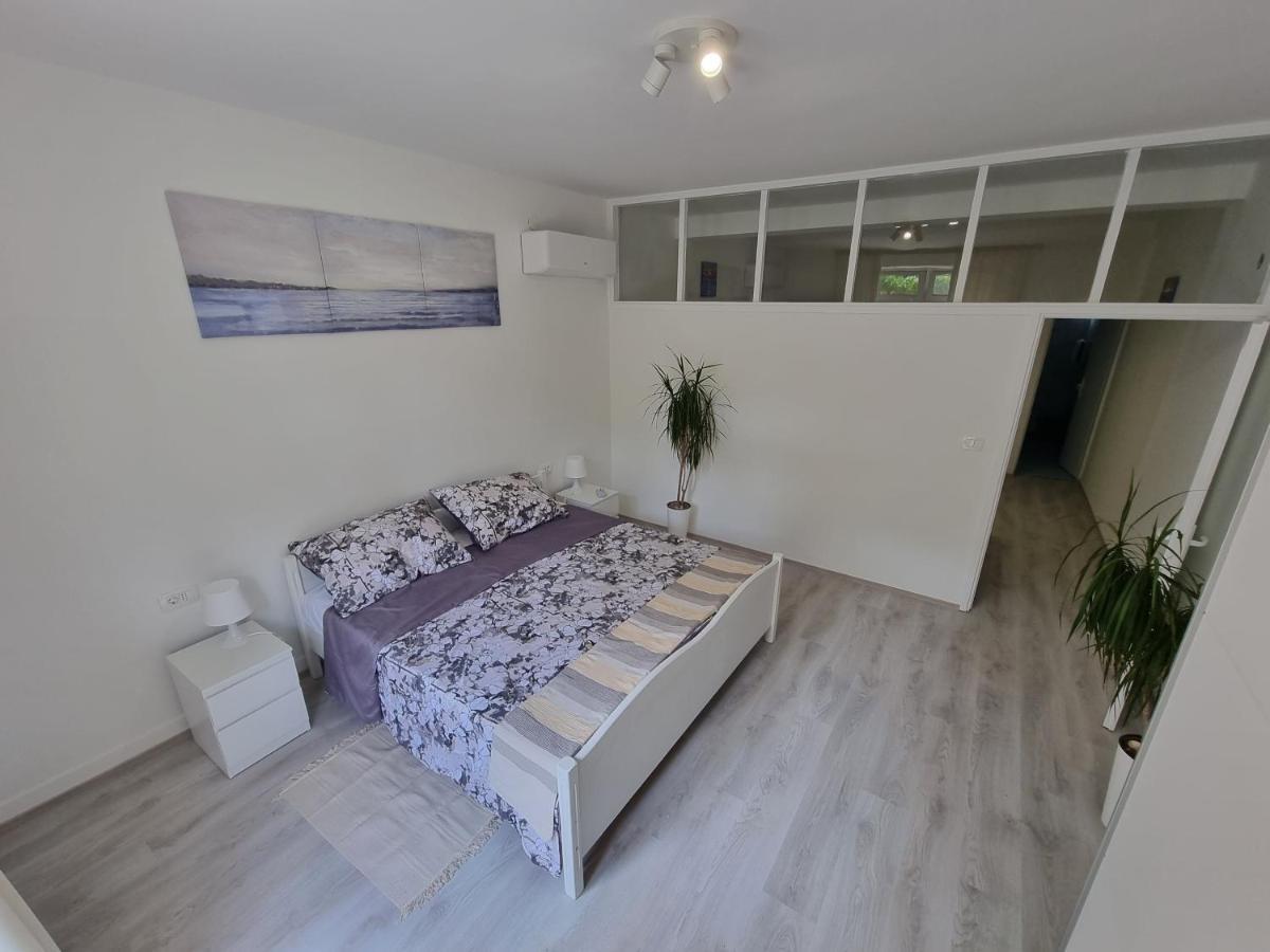 Retreat Apartments With Free Parking Пула Экстерьер фото